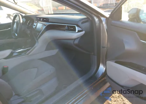 2018 Toyota Camry Le из США, поврежденный, VIN 4T1B11HK4JU611012